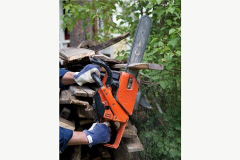 Бензопила за работой